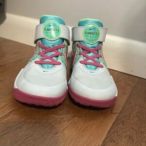 Girls Nike team hustle basketball shoe